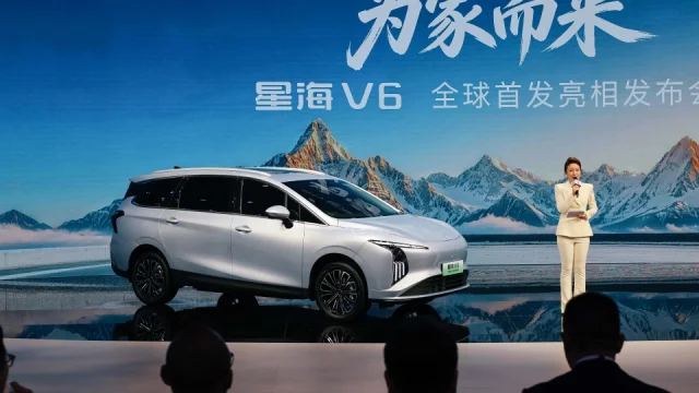 Novinky Dongfengu z Pekingu: Do Česka míří MPV s dlouhým dojezdem za 800 tisíc i luxusní Titan