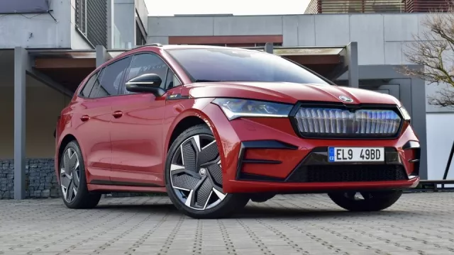 Test: Škoda Enyaq RS iV s karoserií SUV za kupé nezaostává. Naopak je levnější a prostornější