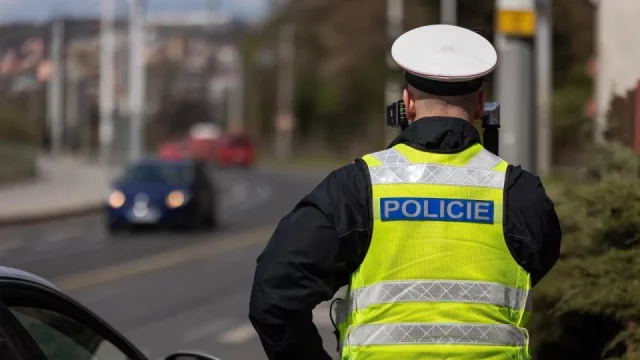 V noci se řidiči policistů s radary v ruce bát nemusí. Kvůli bezpečnosti s nimi už neměří