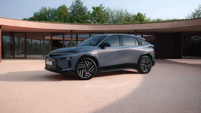 I z peugeotu jde udělat italštější auto než je elektrické ferrari. Ukazuje to nová Lancia Gamma