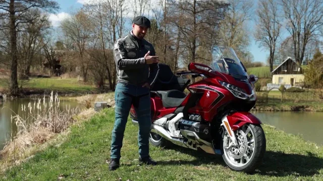 Recenze motocyklu Honda GL1800 Gold Wing Tour