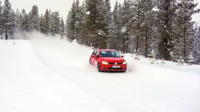 Český autoklub otestoval zimní a celoroční pneumatiky. Které obstály a které propadly?