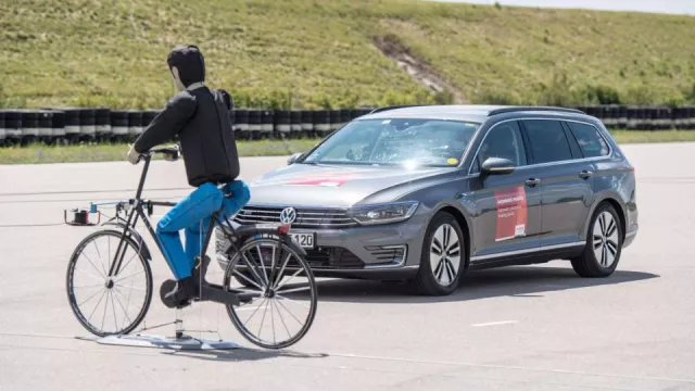 Nové asistenční systémy řidiče zvyšují bezpečnost v městské džungli. Prediktivní systémy nouzového brzdění chrání chodce a cyklisty.