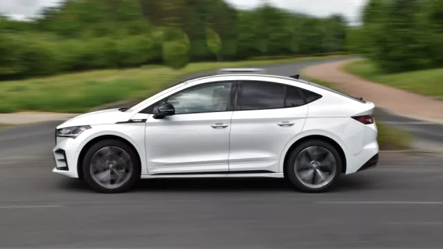 Test Škody Enyaq Coupé RS iV: Třistakoňová škodovka jezdí i vypadá dobře, ale řidiče uvnitř naštvala