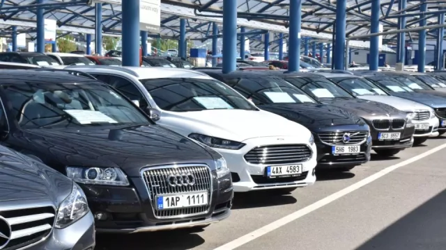 Jednoduchými fintami můžete odhalit, že nabízené ojeté auto bylo bourané. Stačí se dobře dívat