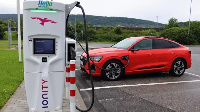 To by se na benzince nestalo. Nabíjení elektromobilu bez registrace stojí i dvakrát tolik, co s ní