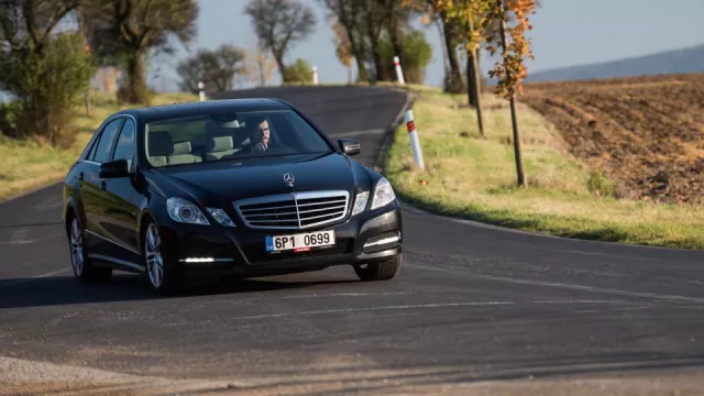 Pětiletý Mercedes-Benz E220. Tady už se šetřilo