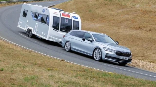 Kdo chce tahat karavan, ten volí škodovku. Experti vybírali nejlepší tahouny roku