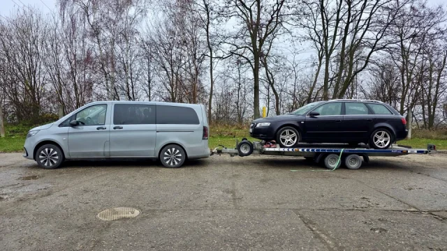 Uvnitř osm lidí a vzadu 2,5tunový vlek. Vyzkoušeli jsme nejuniverzálnější prémiové auto dneška