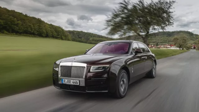 Rolls-Royce Ghost je balzám na nervy unaveného milionáře. Otevře mu dveře a pohoupá ho před spaním