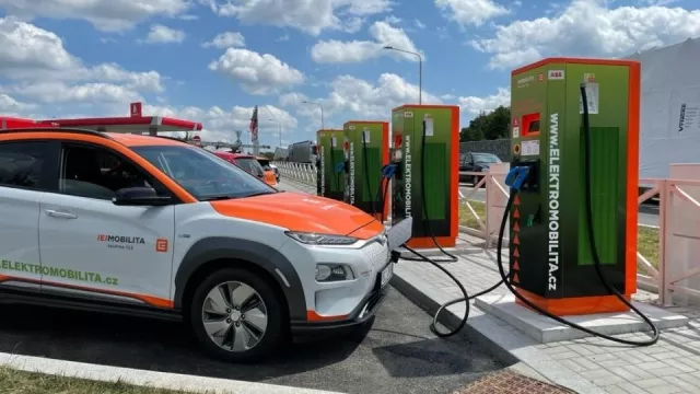 ČEZ vypovídá majitelům elektromobilů smlouvy. Nový rok přinese pro dobíjení zásadní změnu