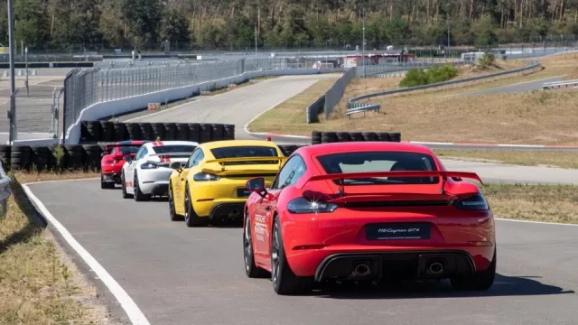 Porsche má plán na záchranu před vynucenou elektromobilitou. Staví továrnu na syntetické palivo