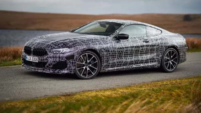 BMW řady 8 Coupé testuje ve Walesu