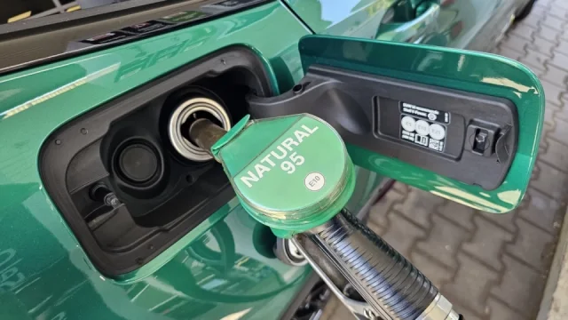 Řidiči si při tankování mohou snadno poškodit auto. Oprava je může stát tisíce korun