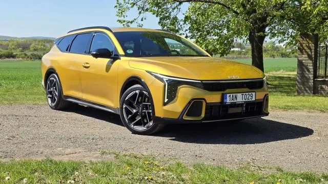 Žádná elektřina, velký kufr a cena pod půl milionu. Kia začala v Česku prodávat normální kombi