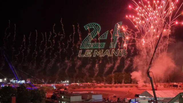 Závod 24 hodin Le Mans pohltí nejen blázny do aut. Je to lidová slavnost v krásném městě