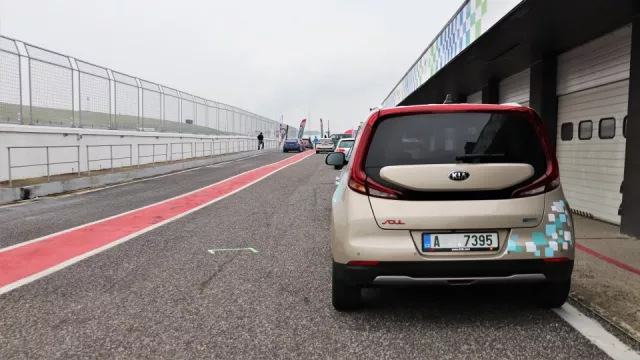 Vůně spálených gum, hořící brzdy a ticho místo řevu motoru. Trápili jsme elektromobil na okruhu