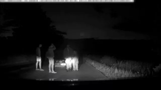 Video: Sestřelit policejní auto se zapnutými majáky chce určitý um. Nebo skoro tři promile