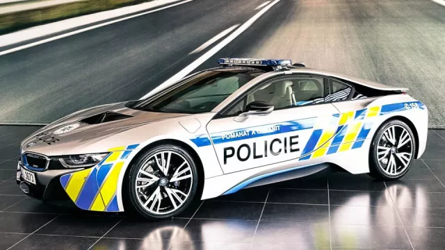 Policisté dostali druhé BMW i8. První cestu nedojelo