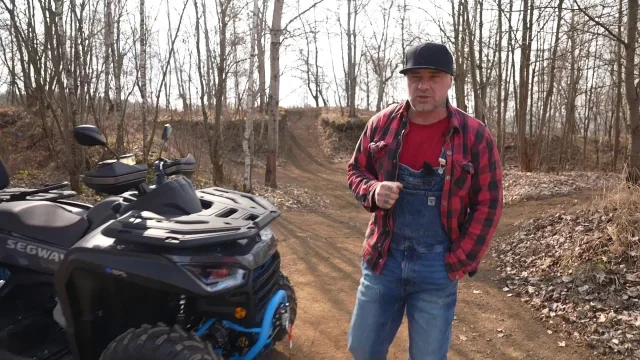 Po práci legraci. Sršeň tentokrát řídil čtyřkolku, která umí úplně všechno