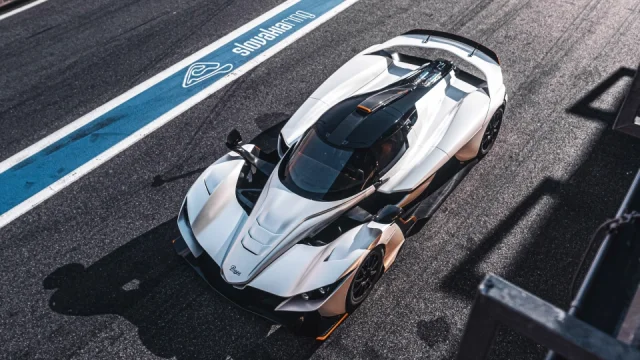 Tajemný český hypercar Praga Bohema má slovenský domov. Vyvíjí ho pilot Formule 1 a Stig z Top Gearu
