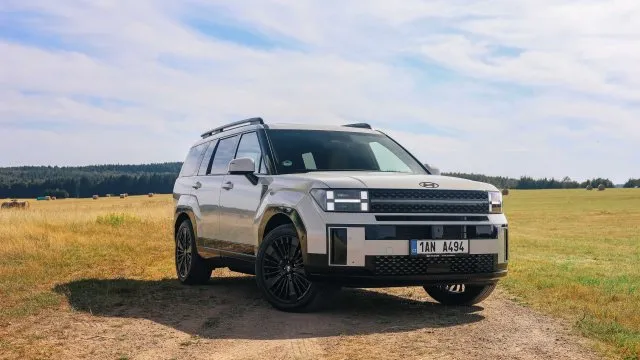 Hyundai Santa Fe je pohodlný koráb pro celou rodinu s nádechem luxusu. Peněženku příliš nezabolí