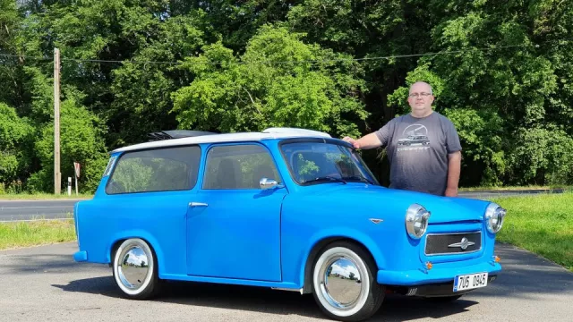 Shnilý trabant zarostlý v kopřivách se proměnil na krasavce. Majitele to stálo sedm let práce