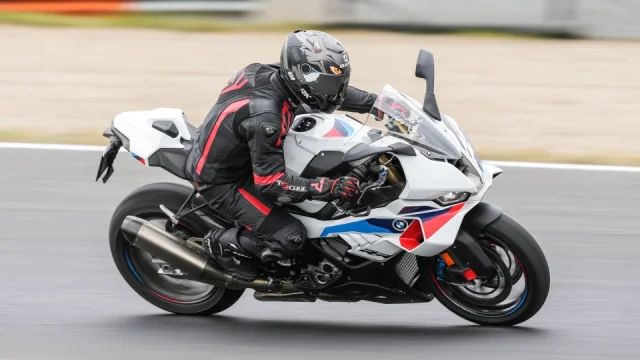 Projeli jsme bestiální BMW S 1000 RR při Ride Like a Pro v Mostě. Tohle na MotoGP nezažijete
