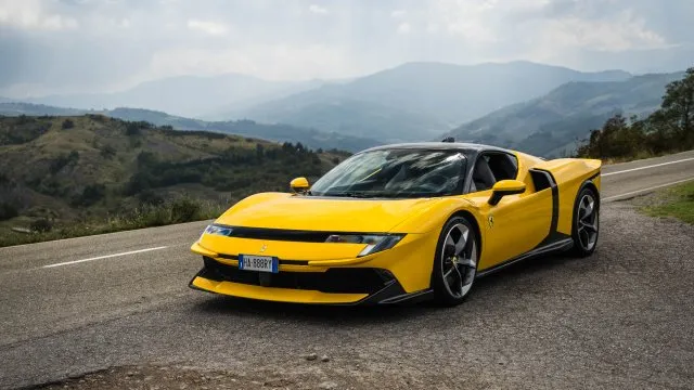 TEST: Exkluzivní supersport z Itálie za 11 milionů ohromí. Má čtyři motory a dělá elektřinu zábavnou