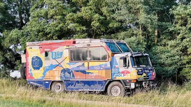Zřítila se ze srázu, teď stojí hodně peněz. Slavná Tatra z kontroverzní expedice je právě na prodej