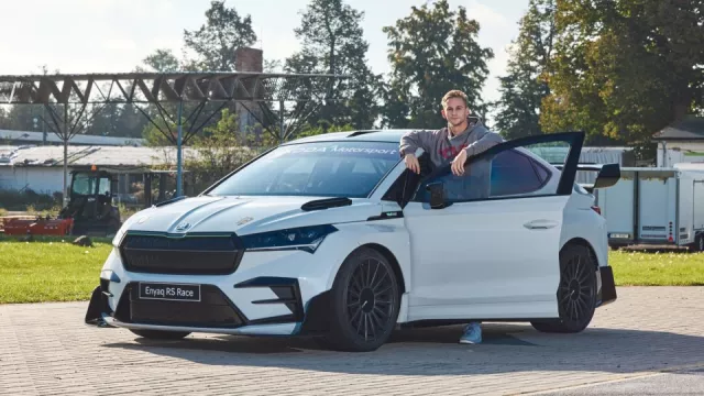 Elektrický Enyaq RS Race je nové závodní auto od Škodovky. Řídili jsme ho mezi prvními na světě