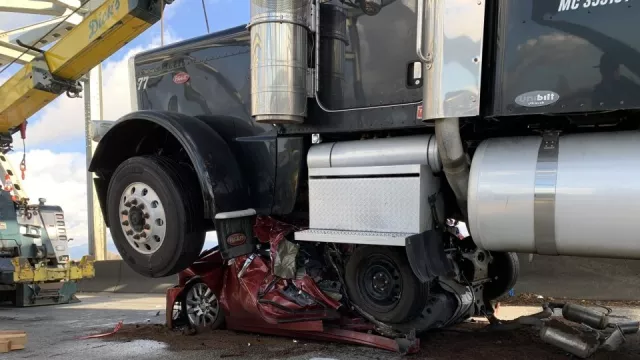 Kamion rozdrtil auto a ještě si na něj sedl. Udivení hasiči z vraku vyprostili živou řidičku