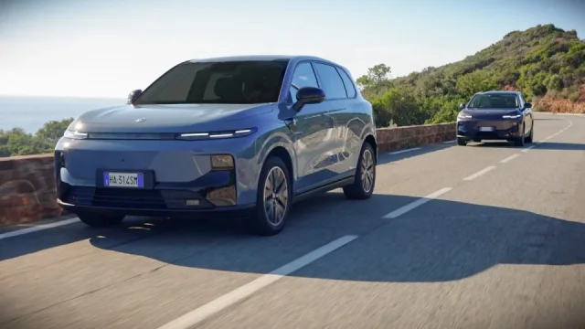 Drahá paliva urychlují přechod k elektromobilům. Češi vzali na milost Teslu a daří se i Číňanům