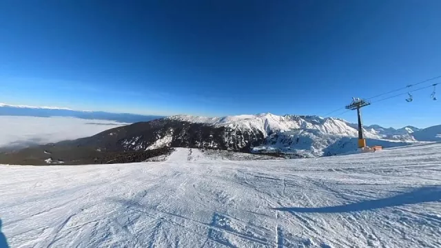 Bansko: bulharská lyžařská nirvána ve velehorách. Areál je tak veliký, že vy i vaše lyže zabloudíte!