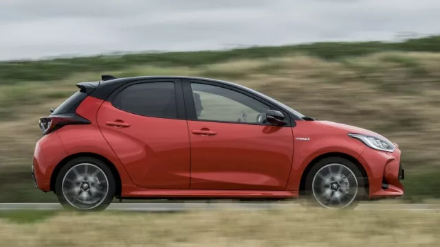 Nová Toyota Yaris jezdí jako dospělé auto. Nechá si za to ale zaplatit a trochu utlačuje řidiče