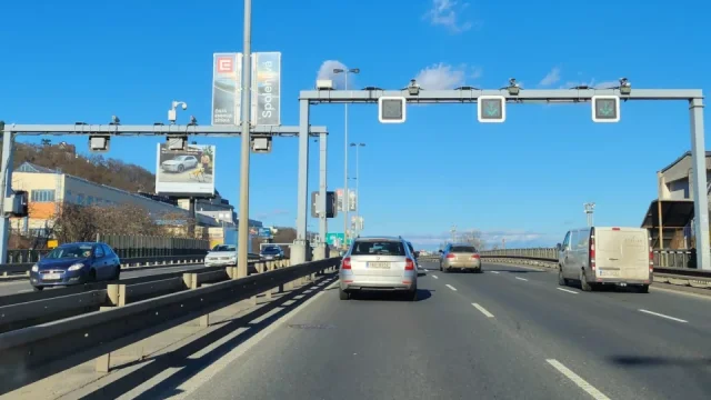 Týden v autech: Řidiči zkouší ošálit rychlostní kamery novým trikem. Otázkou je, zda funguje