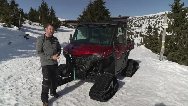 Luxus pro horskou službu. Honza u Labské boudy testoval čtyřkolku obutou do pásů