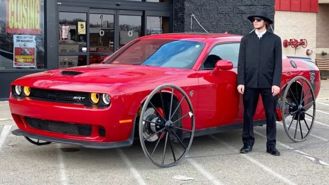 Americký youtuber nasadil na  700 koňový Dodge Challenger kola z dostavníku. Výsledek je k popukání