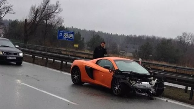 Video: Auto za desítky milionů rozmlácené na třísky