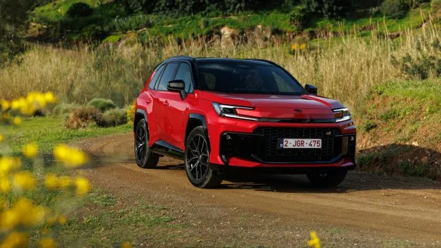 Nová Toyota RAV4 přijíždí do Česka. Je robustnější, úspornější a zaujme i sportovní nadšence