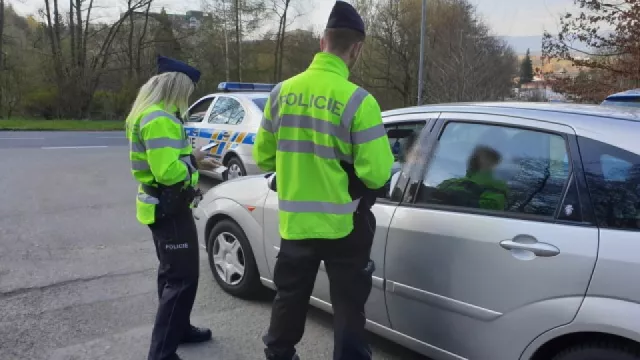 Češi nedodržují karanténu a zbytečně se vydávají na silnice. Hamáček chce zpět dopravní kontroly