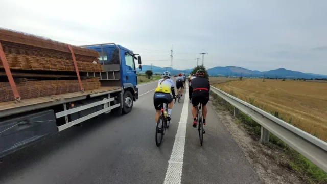 Jak určit bezpečnou vzdálenost a jak předjíždět cyklisty: Připomeňte si základy v kvízu z autoškoly