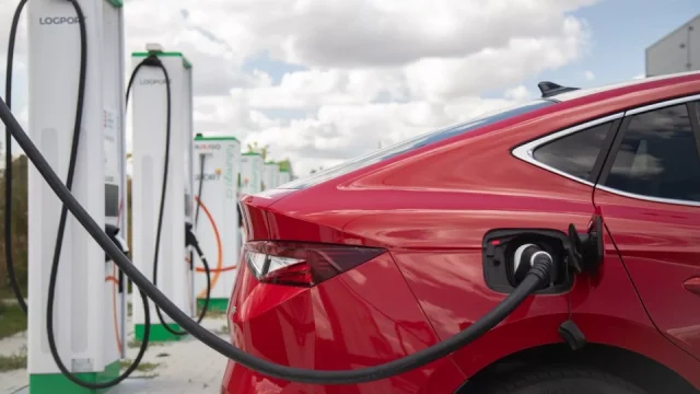 Elektromobily stárnou pomaleji, než se čekalo. Data z Evropy uklidňují obavy o baterie