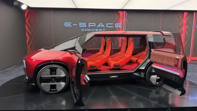 Reinkarnace Kachny, nový Espace nebo šestiválcová Alfa Romeo. Z pařížských konceptů se tají dech