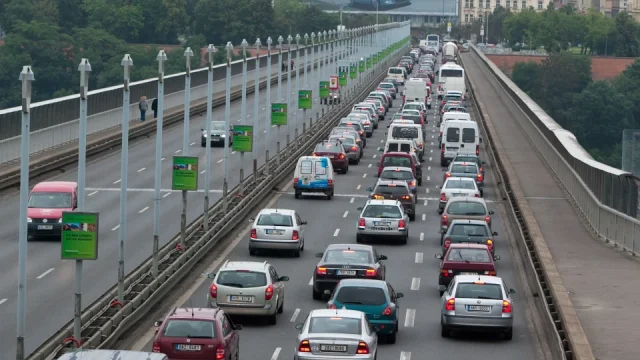 Je to bezohledné, ale legální. Řidiči objíždějí zácpy způsobem, na který je policie krátká