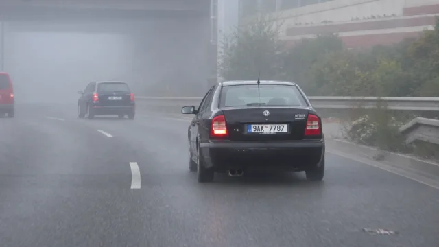Ani za mlhy nemusí mlhovky vždy svítit. Instruktor autoškoly varuje před častým nešvarem