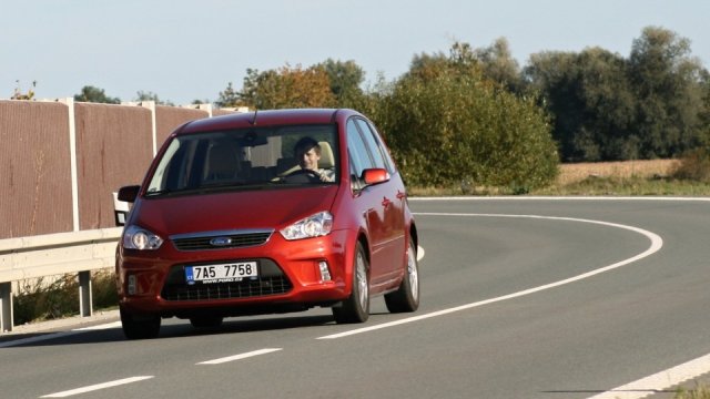 Malý fantasticky jezdící stěhovák koupíte levně, přesto se na ojetý Ford C-Max fronty nestojí