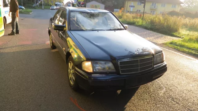 Video: Cyklista ve tmě ujížděl policistům a havaroval. Druhý nedal přednost a narazil do auta