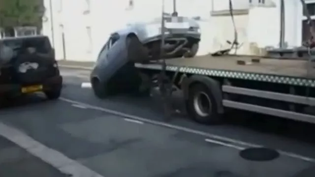 Nechtěl platit za odtah, tak z náklaďáku sjel