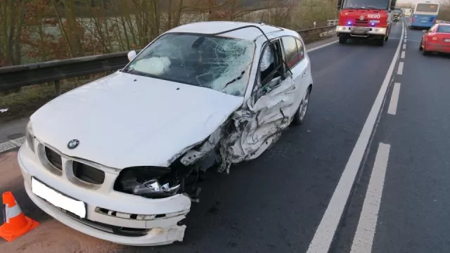 Ve svém BMW ladil za jízdy rádio a sestřelil náklaďák v protisměru